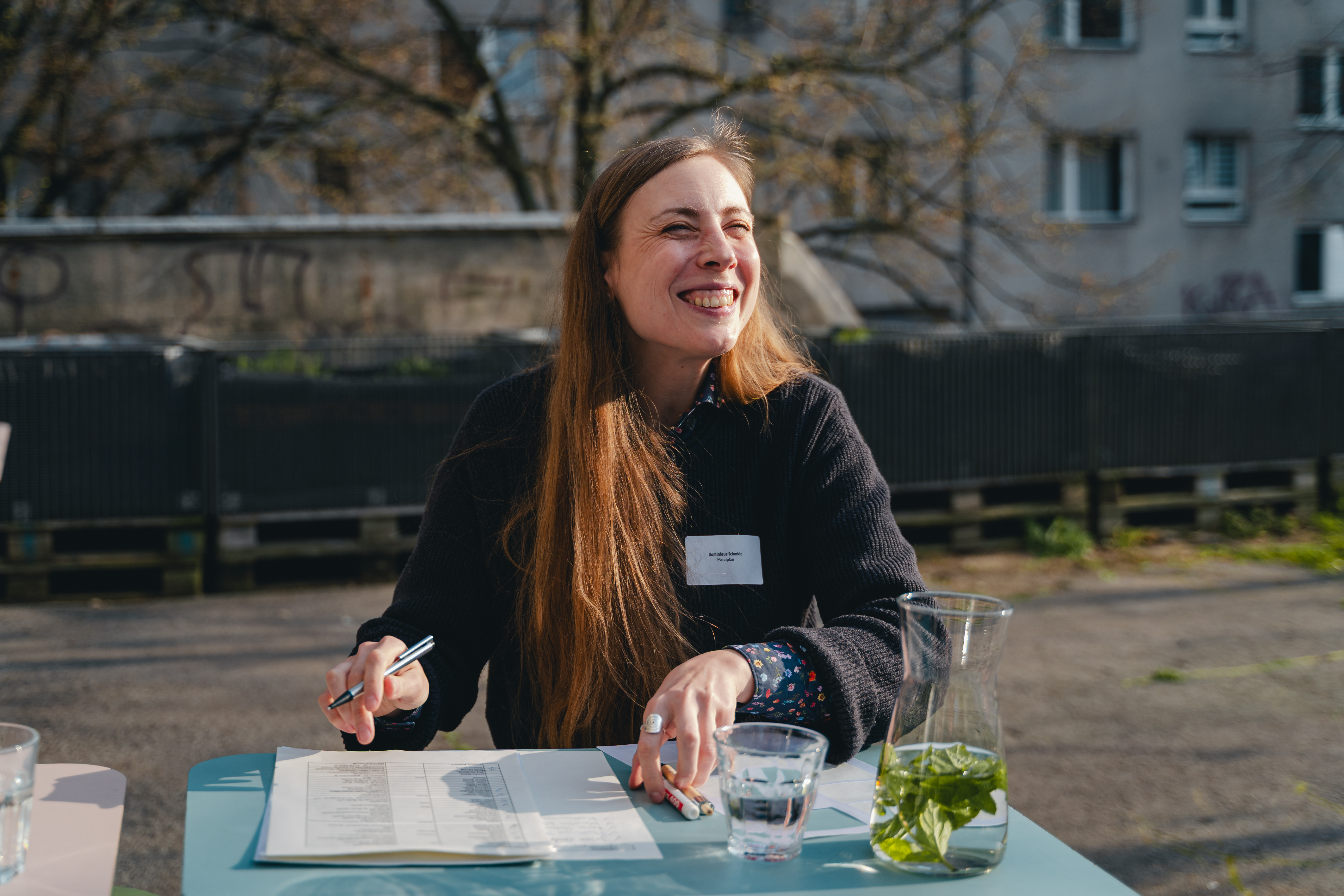Dominique von Marziplan lacht bei der Vorbereitung eines BNW-Berlin-Brandenburg-Events