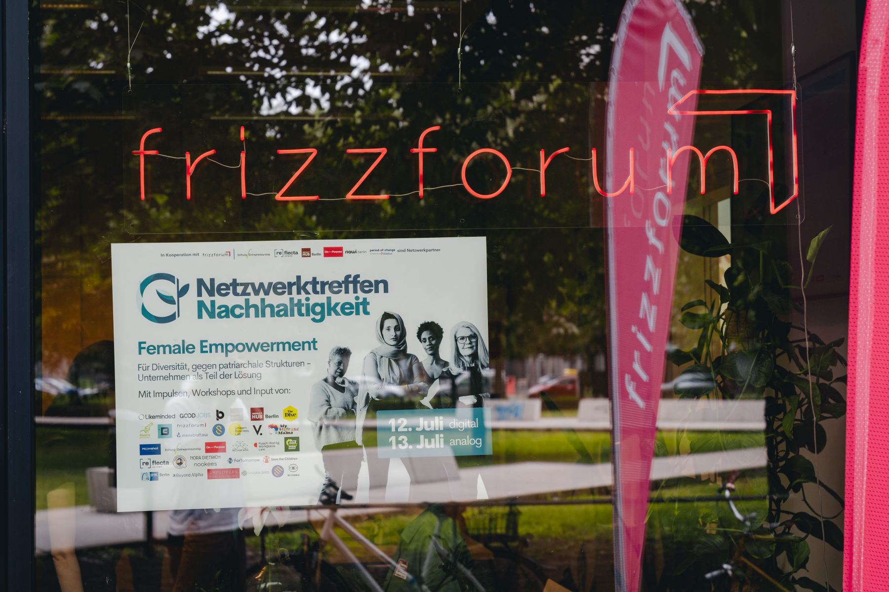 Ankündigungsplakat im Schaufenster des frizzforum
